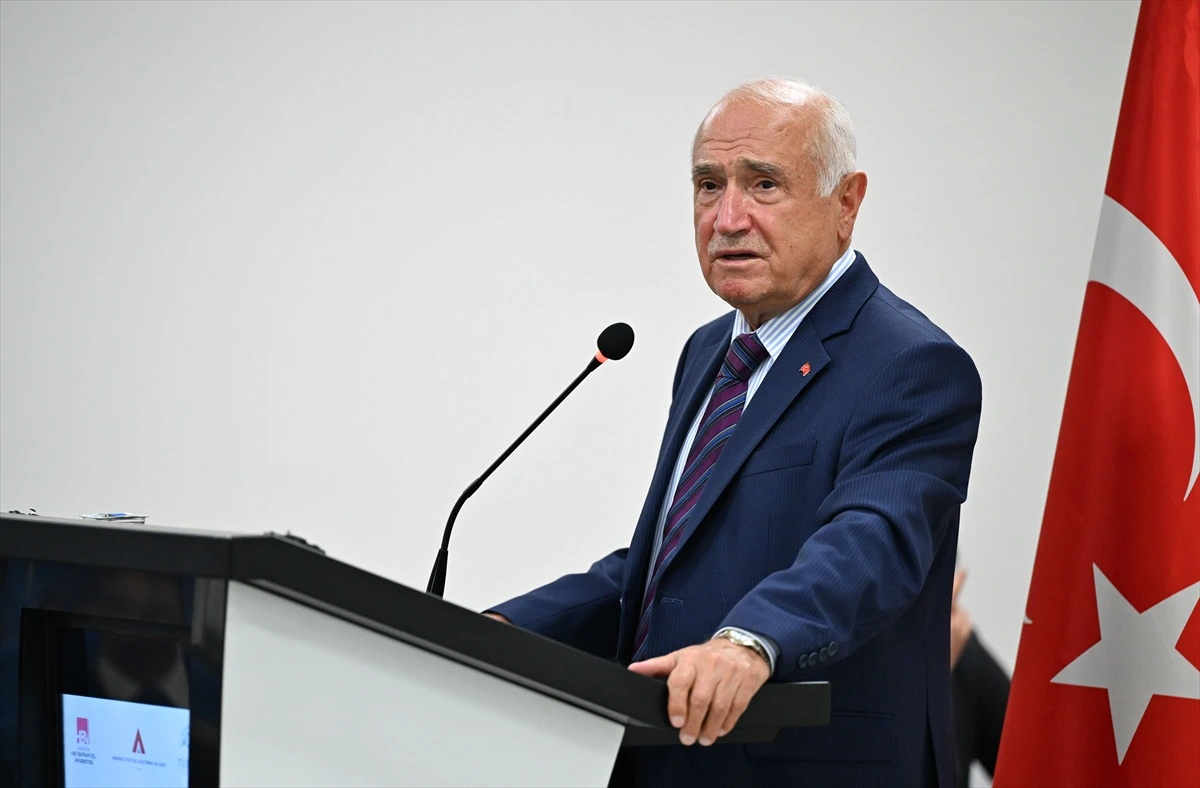 Halil Şıvgın, anma programında kürsüde konuşma yapıyor