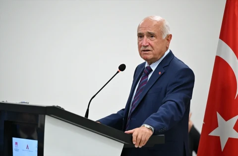 Halil Şıvgın, anma programında kürsüde konuşma yapıyor
