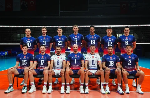 Halkbank Erkek Voleybol Takımı oyuncuları saha içinde takım fotoğrafı için poz veriyor