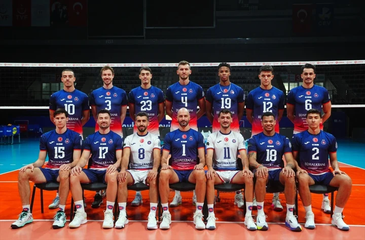 Halkbank Erkek Voleybol Takımı oyuncuları saha içinde takım fotoğrafı için poz veriyor