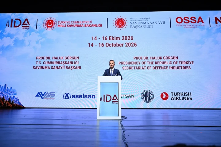 Haluk Görgün, IDA etkinliğinde kürsüde konuşma yapıyor