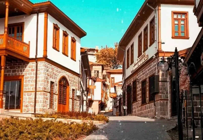 Hamamönü’nde taş zeminli tarihi evlerin çevrelediği dar sokak