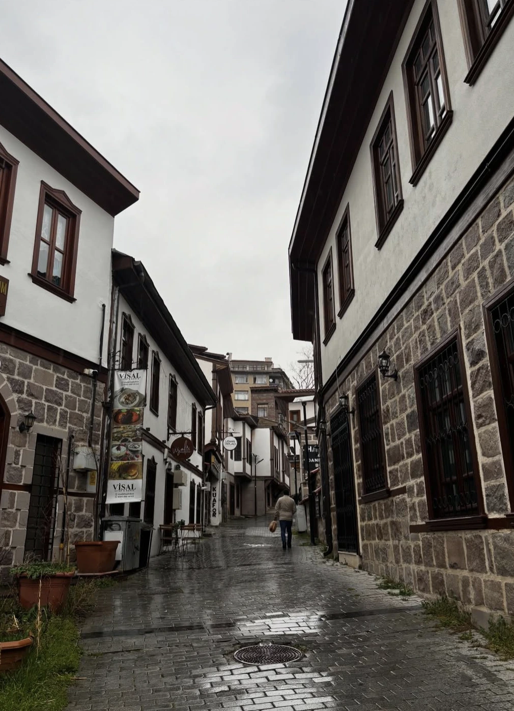 Hamamönü’nde geleneksel Ankara evleri arasındaki taş döşeli sokak