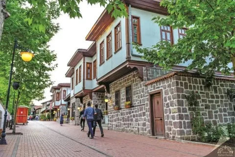 Hamamönü’nde taş zeminli tarihi evlerin sıralandığı sokak