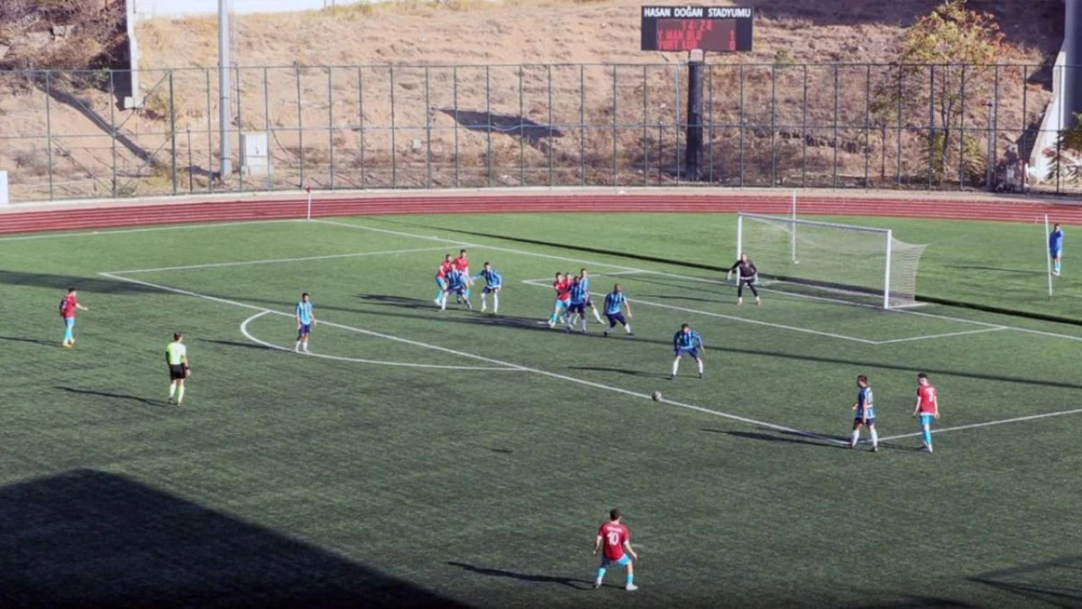 Hasan Doğan Stadı’nda oynanan amatör futbol karşılaşmasından bir pozisyon