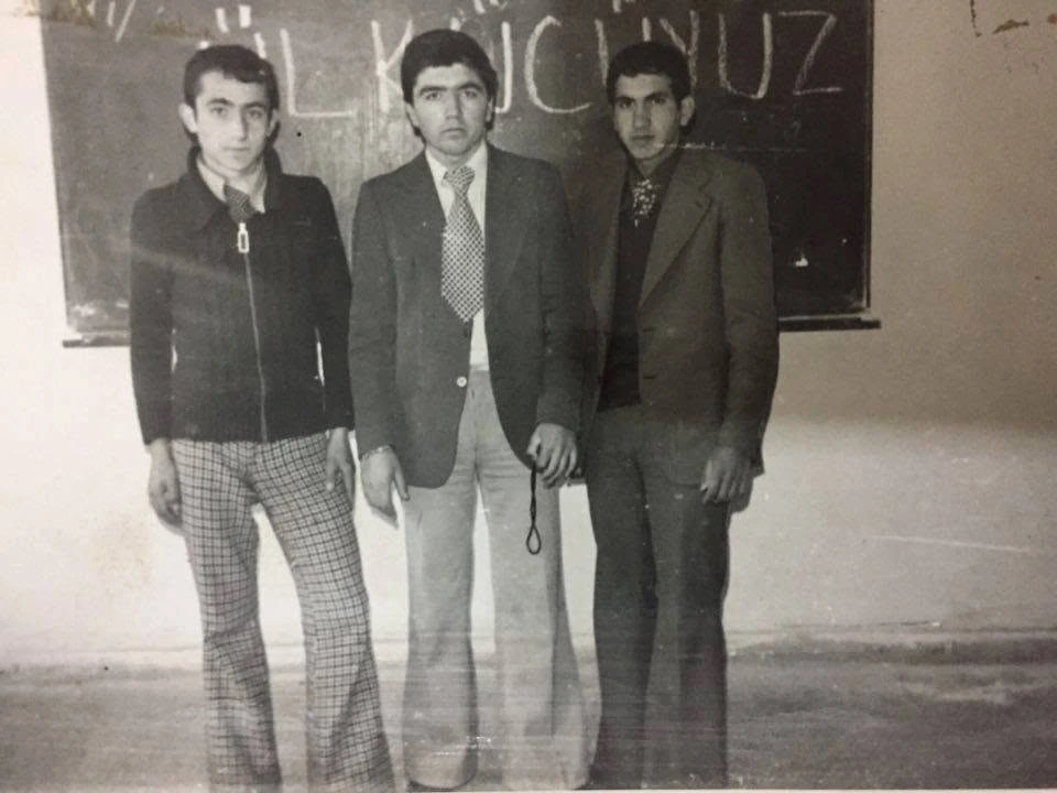 Genç Hasan Ulusoy iki kişiyle birlikte sınıf ortamında