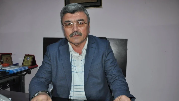 Hasan Ulusoy, çalışma masasında otururken