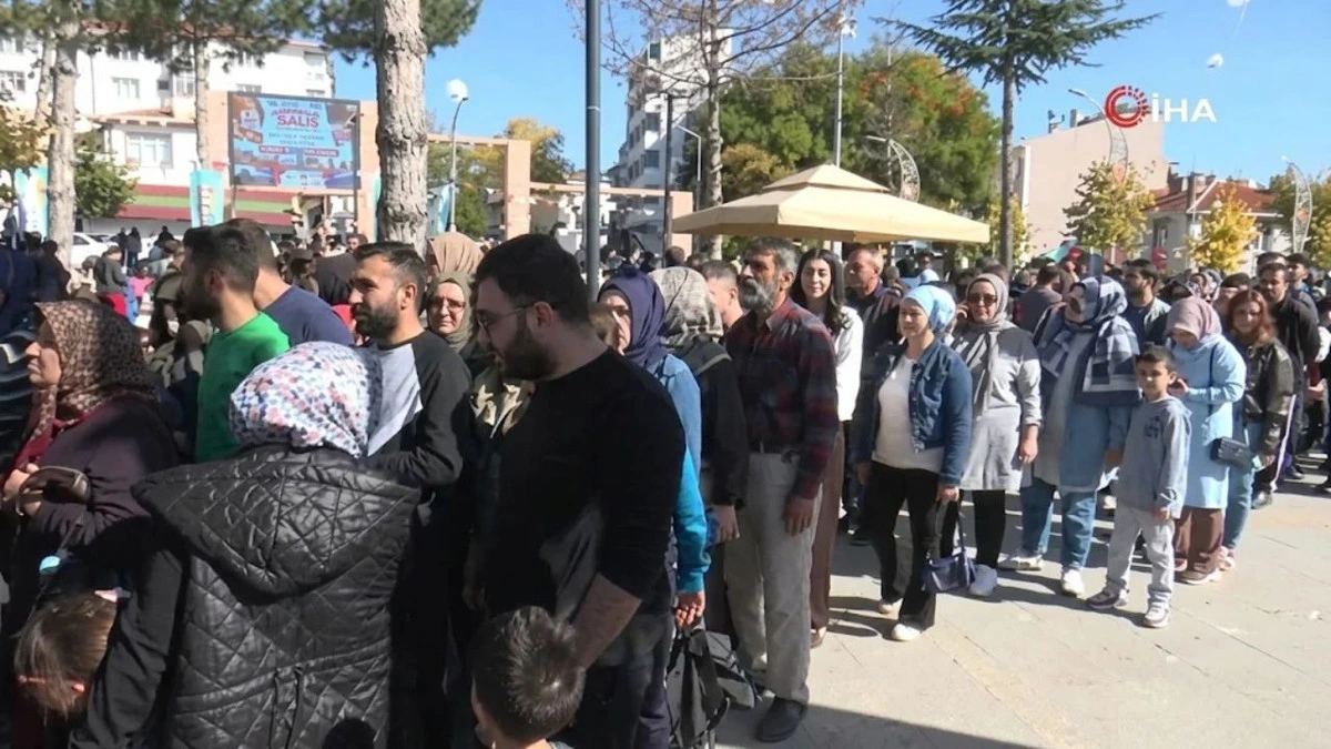 Haymana Balık Festivali’ne katılanların oluşturduğu sıra