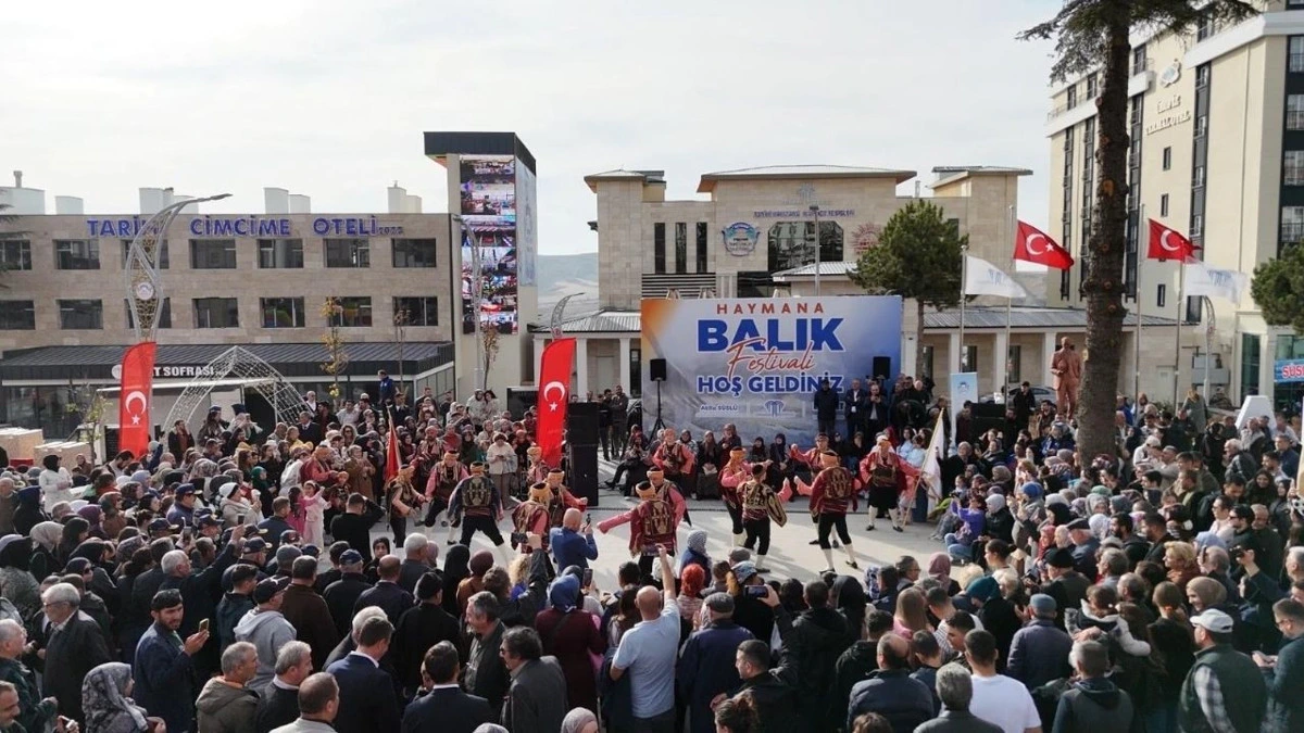 Haymana Kent Meydanı’nda Balık Festivali’ni izleyen kalabalık