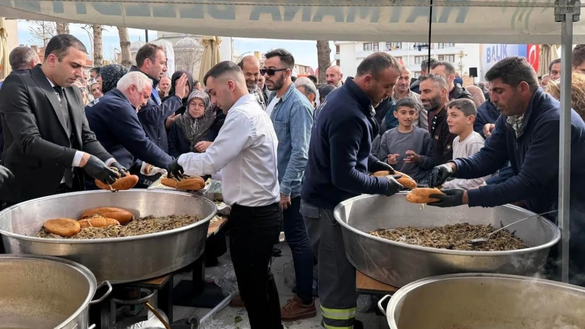 Haymana Balık Festivali’nde kalabalığa pişmiş balık ikram ediliyor