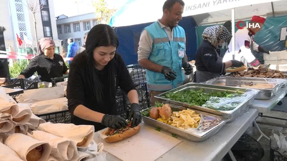 Haymana Balık Festivali’nde ekmek arası palamut hazırlayan görevliler