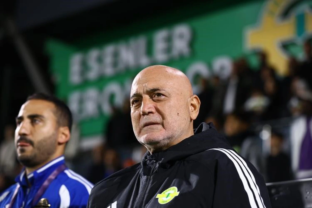 Esenler Erokspor Teknik Direktörü Hikmet Karaman saha kenarında