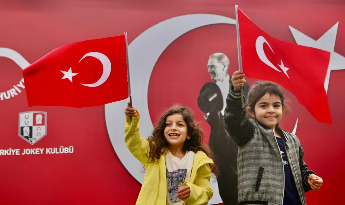 Türk bayrakları tutan iki çocuk