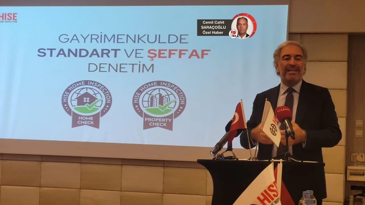 Sinan Özkök, gayrimenkulde standart ve şeffaf denetim konulu sunumun önünde konuşuyor.