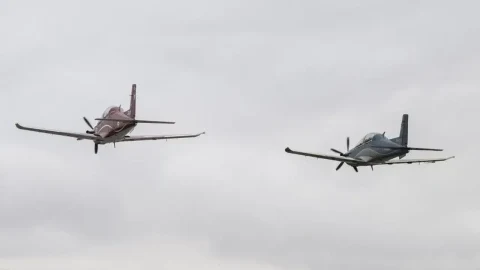 Gökyüzünde yan yana uçan iki HÜRKUŞ-II uçağı
