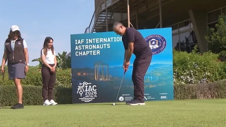 IAC 2026 etkinliği kapsamında Belek’te golf vuruşu yapan astronot