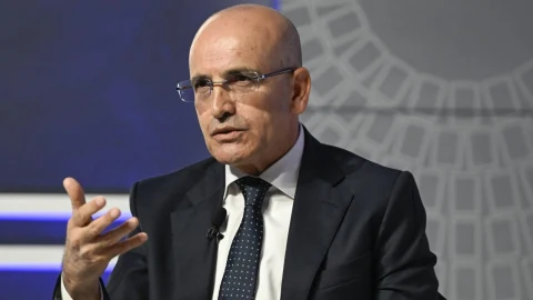 İbrahim Ömer Gönül, takım elbiseyle bir etkinlikte konuşurken