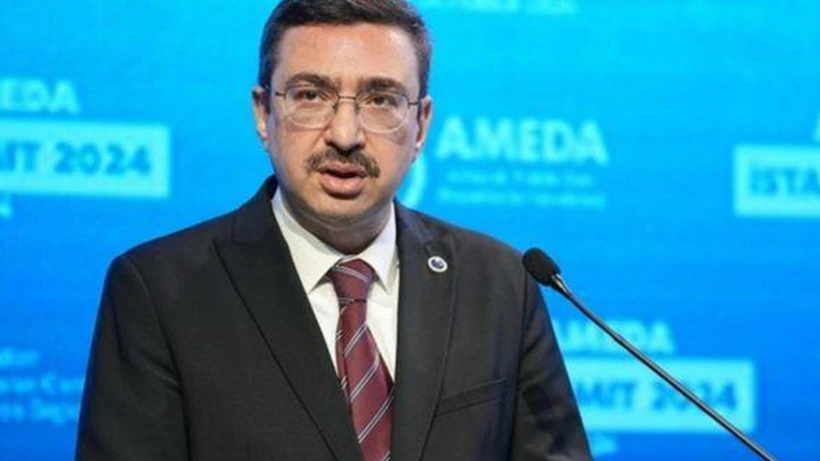 İbrahim Ömer Gönül kürsüde konuşurken