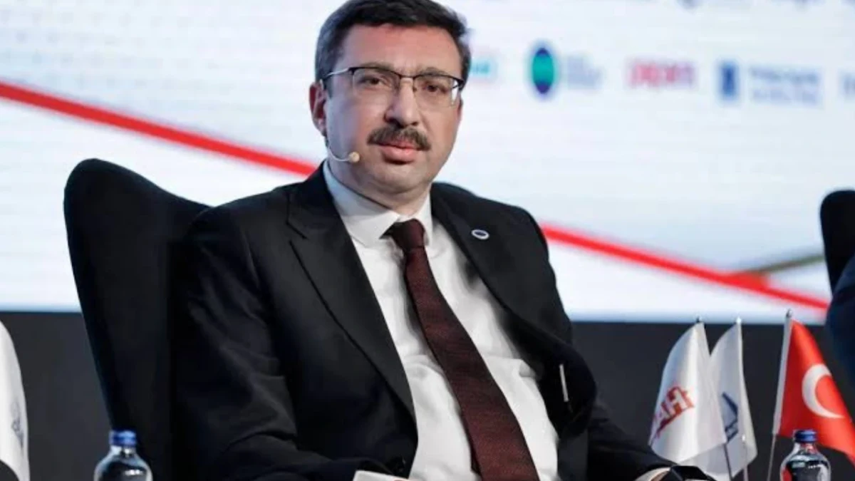 Eski SPK Başkanı İbrahim Ömer Gönül bir etkinlikte otururken