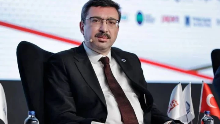Eski SPK Başkanı İbrahim Ömer Gönül bir etkinlikte otururken