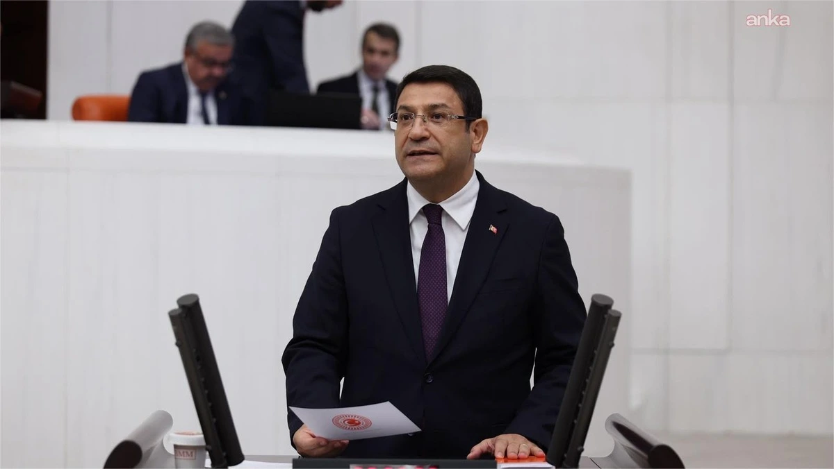 DEVA Partisi Ankara Milletvekili İdris Şahin, Meclis kürsüsünde elinde kâğıt tutuyor.