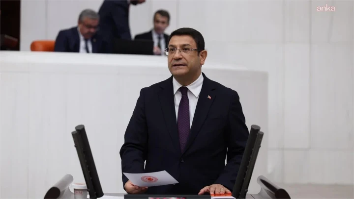 DEVA Partisi Ankara Milletvekili İdris Şahin, Meclis kürsüsünde elinde kâğıt tutuyor.