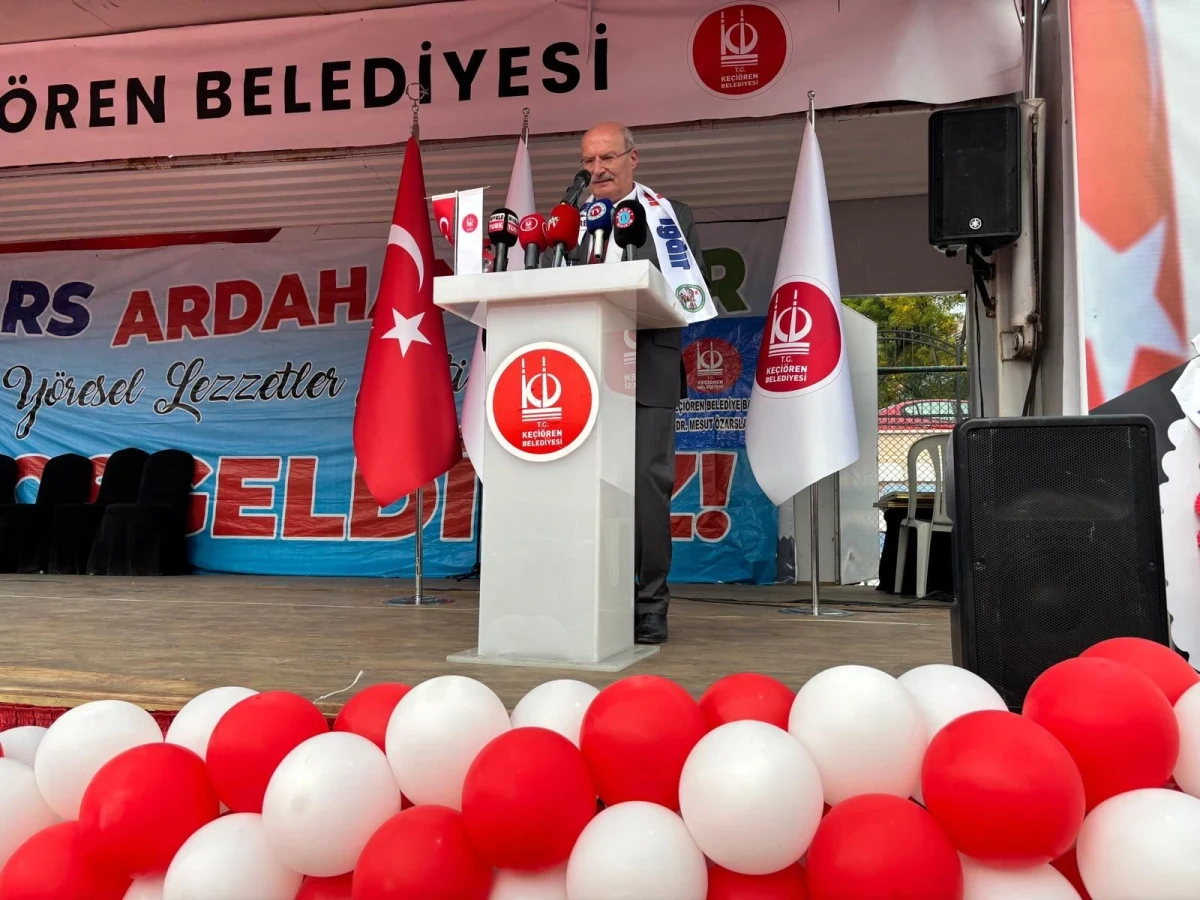 Keçiören’deki etkinliğin açılışında kürsüde konuşma yapan protokol üyesi