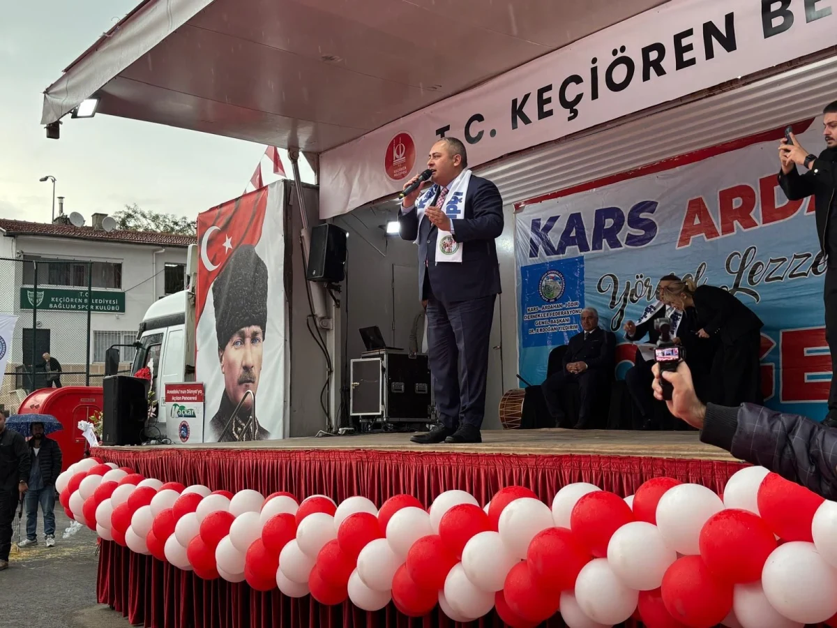 Yöresel lezzetler etkinliğinde sahnede konuşma yapan kişi