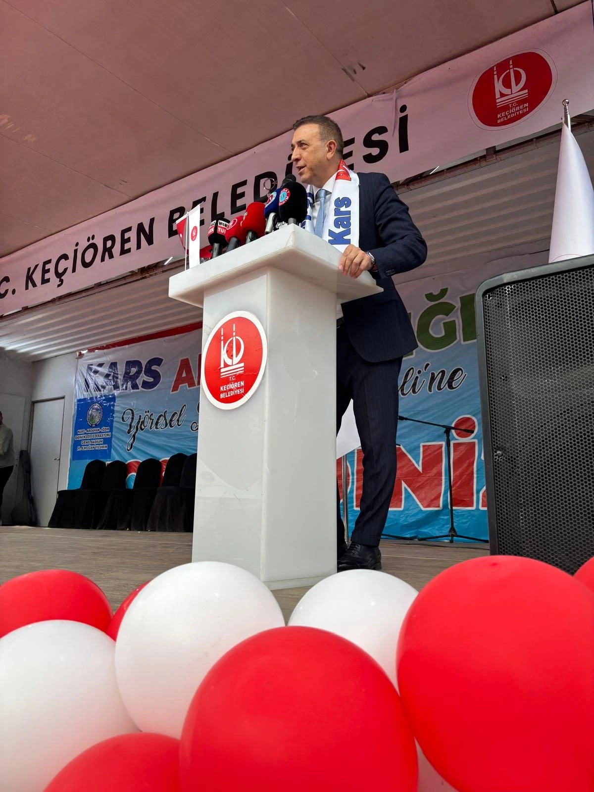 Keçiören Belediyesi sahnesinde kürsüden konuşma yapan kişi