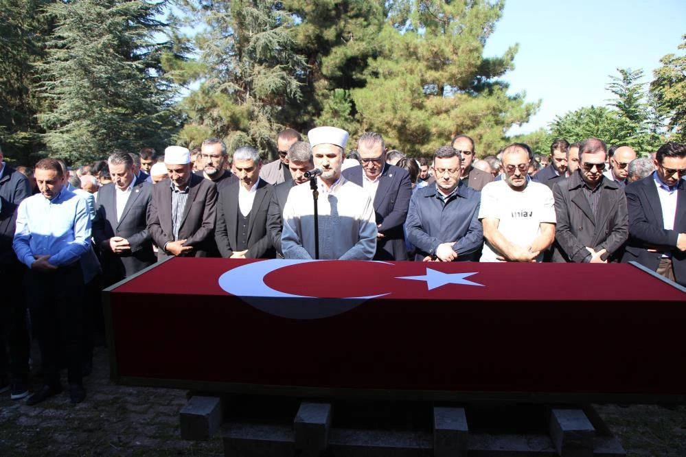 İhsan Ayrancı’nın tabutu önünde saf tutan cemaat cenaze namazı kılıyor
