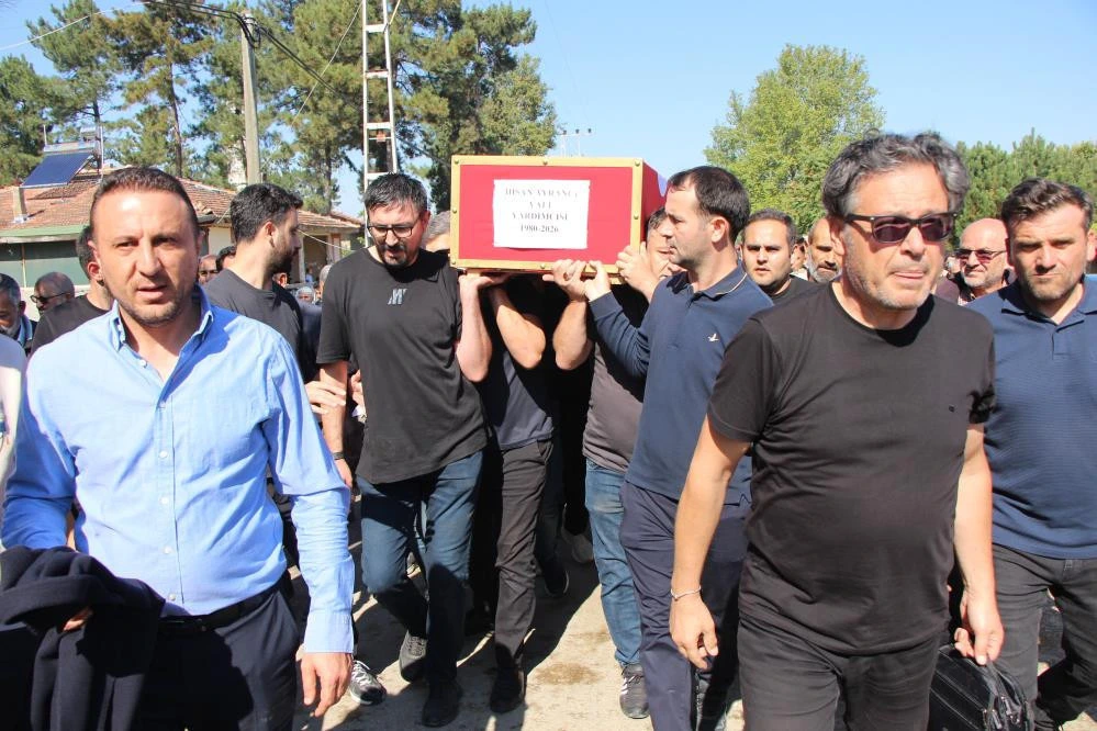İhsan Ayrancı’nın Türk bayrağına sarılı tabutu cenaze töreninde taşınıyor