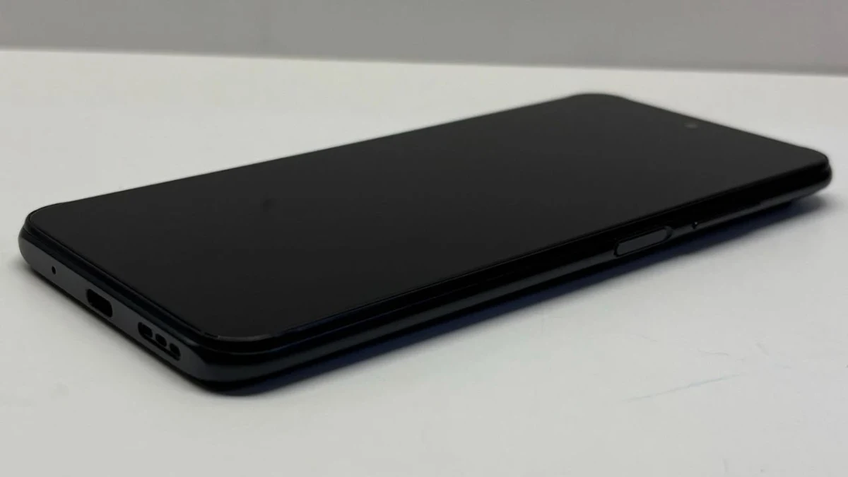 Beyaz bir yüzey üzerinde ekranı kapalı siyah akıllı telefon