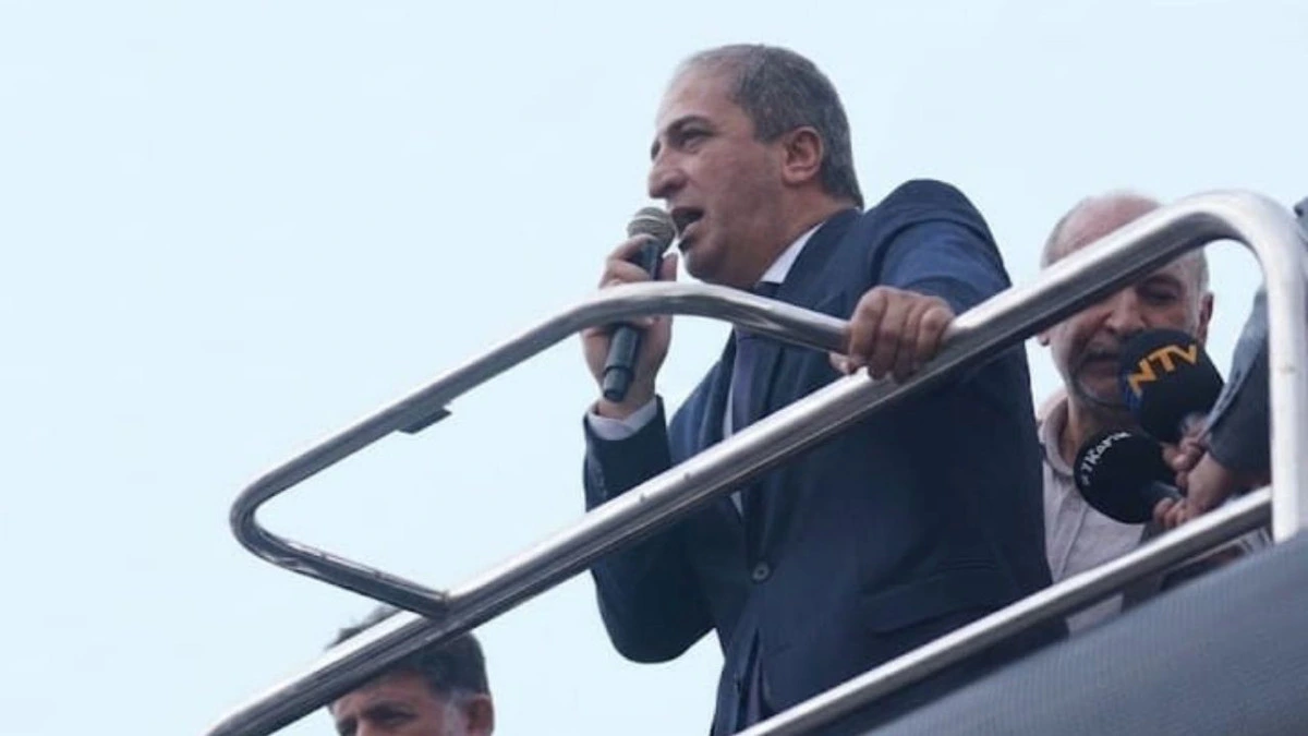 İlyas’ın açık alanda mikrofonla konuştuğu görüntü