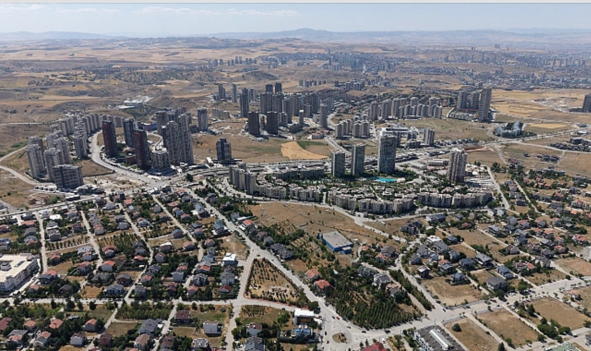 İncek’te konut alanlarının ve çevredeki açık arazilerin havadan görünümü