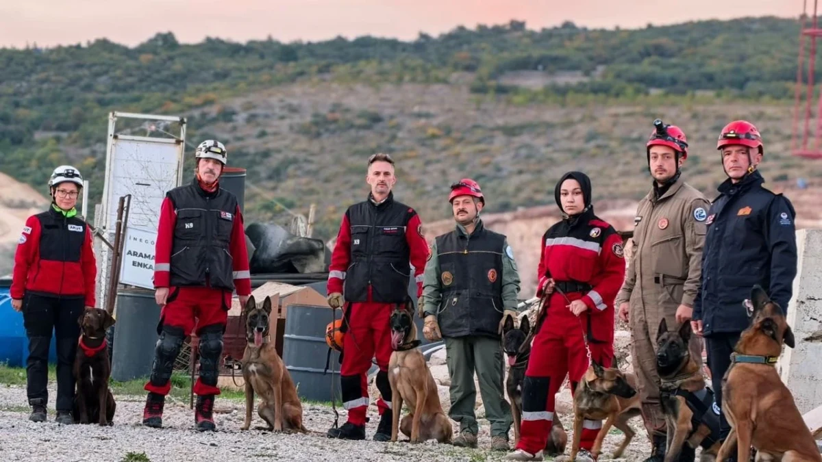 Arama-kurtarma ekipleri, İnegöl’deki enkaz eğitim alanında köpekleriyle birlikte