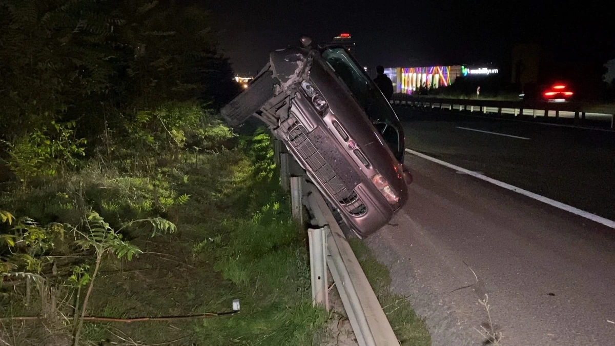 Gece saatlerinde İnegöl’de bariyerlerin üzerinde yan duran otomobil