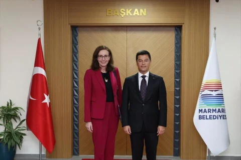 İngiltere’nin Ankara Büyükelçisi Jennifer Elizabeth Anderson ve Marmaris Belediye Başkanı Acar Ünlü belediye binasında yan yana duruyor.