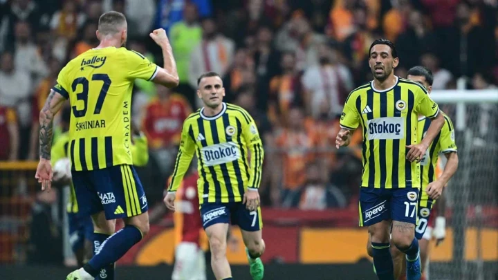 Fenerbahçe forması giyen İrfan Can Kahveci maç sırasında