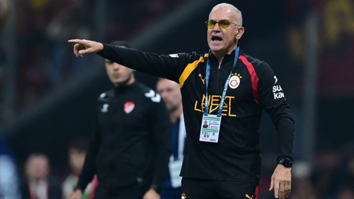 Galatasaray Yardımcı Antrenörü İrfan Saraloğlu saha kenarında yönlendirme yapıyor