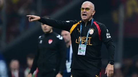 Galatasaray Yardımcı Antrenörü İrfan Saraloğlu saha kenarında yönlendirme yapıyor