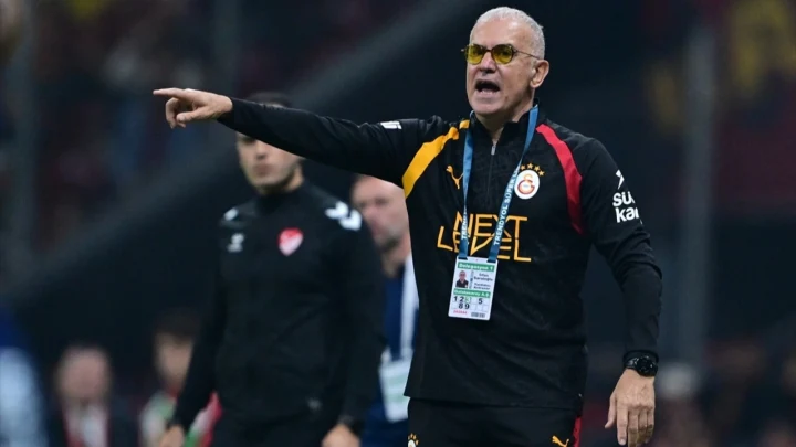 Galatasaray Yardımcı Antrenörü İrfan Saraloğlu saha kenarında yönlendirme yapıyor