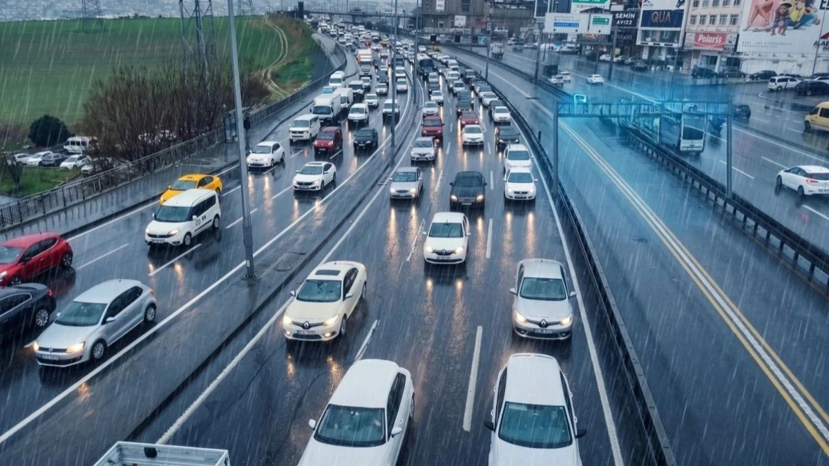Islak kara yolunda yoğun araç trafiği