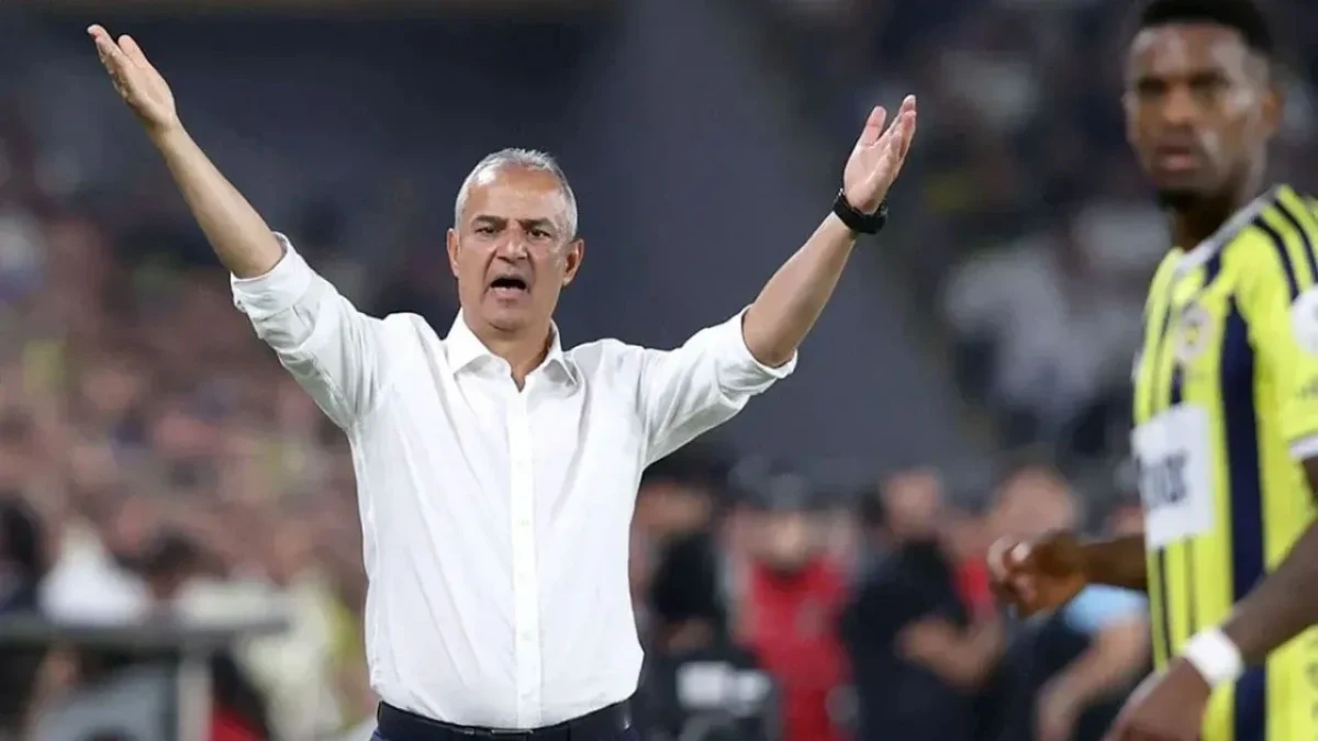 İsmail Kartal, saha kenarında kollarını kaldırmış halde