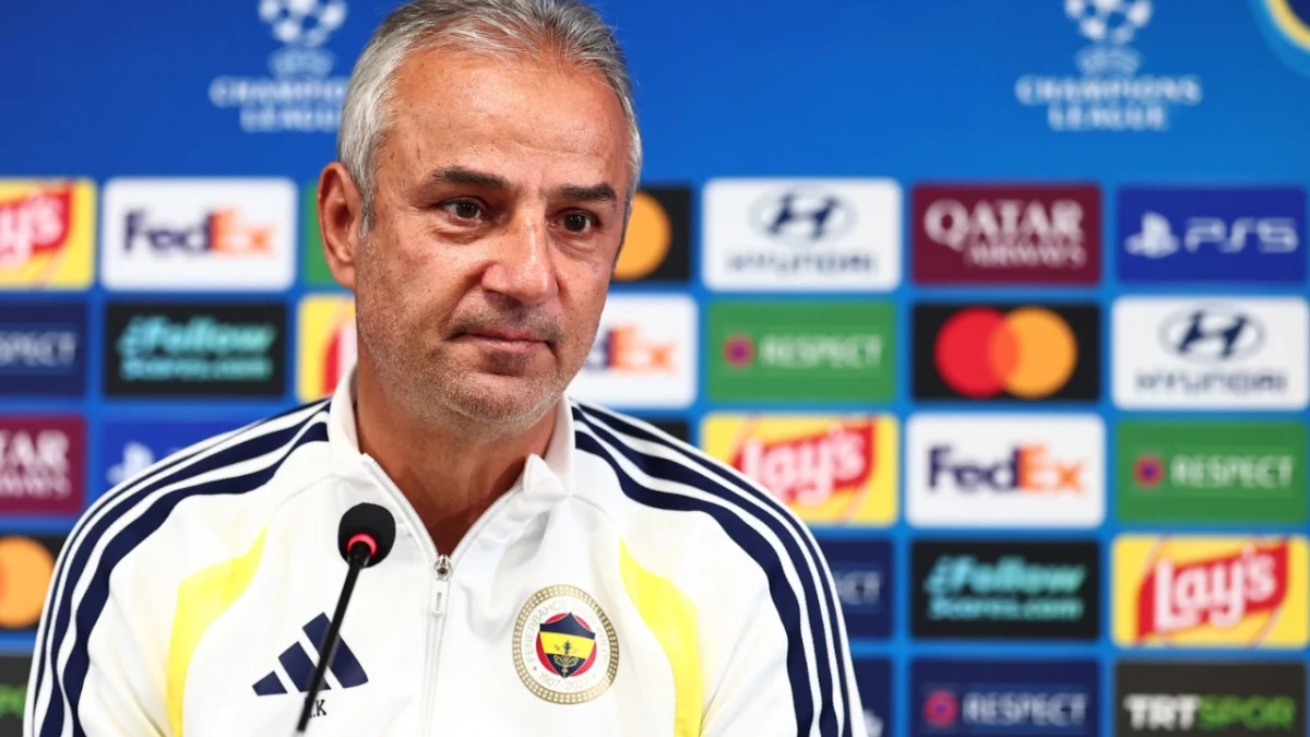 Fenerbahçe Teknik Direktörü İsmail Kartal basın toplantısında