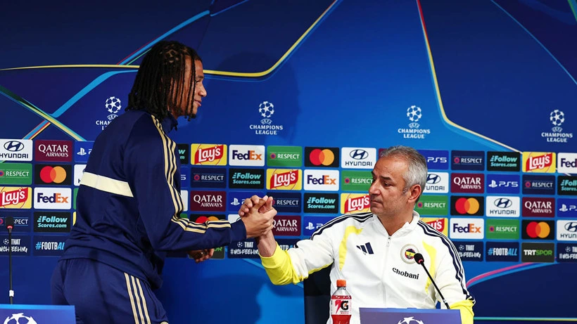 İsmail Kartal ve Fenerbahçeli futbolcu basın toplantısında el sıkışıyor