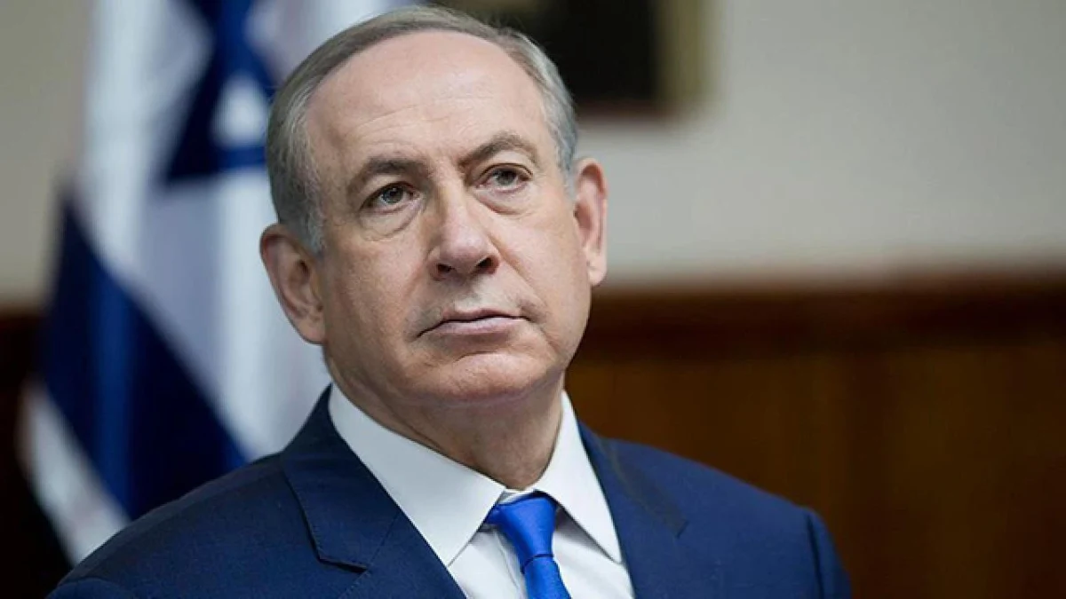 İsrail Başbakanı Binyamin Netanyahu, takım elbise ve mavi kravatla