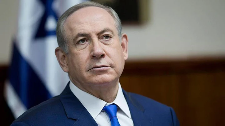 İsrail Başbakanı Binyamin Netanyahu, takım elbise ve mavi kravatla