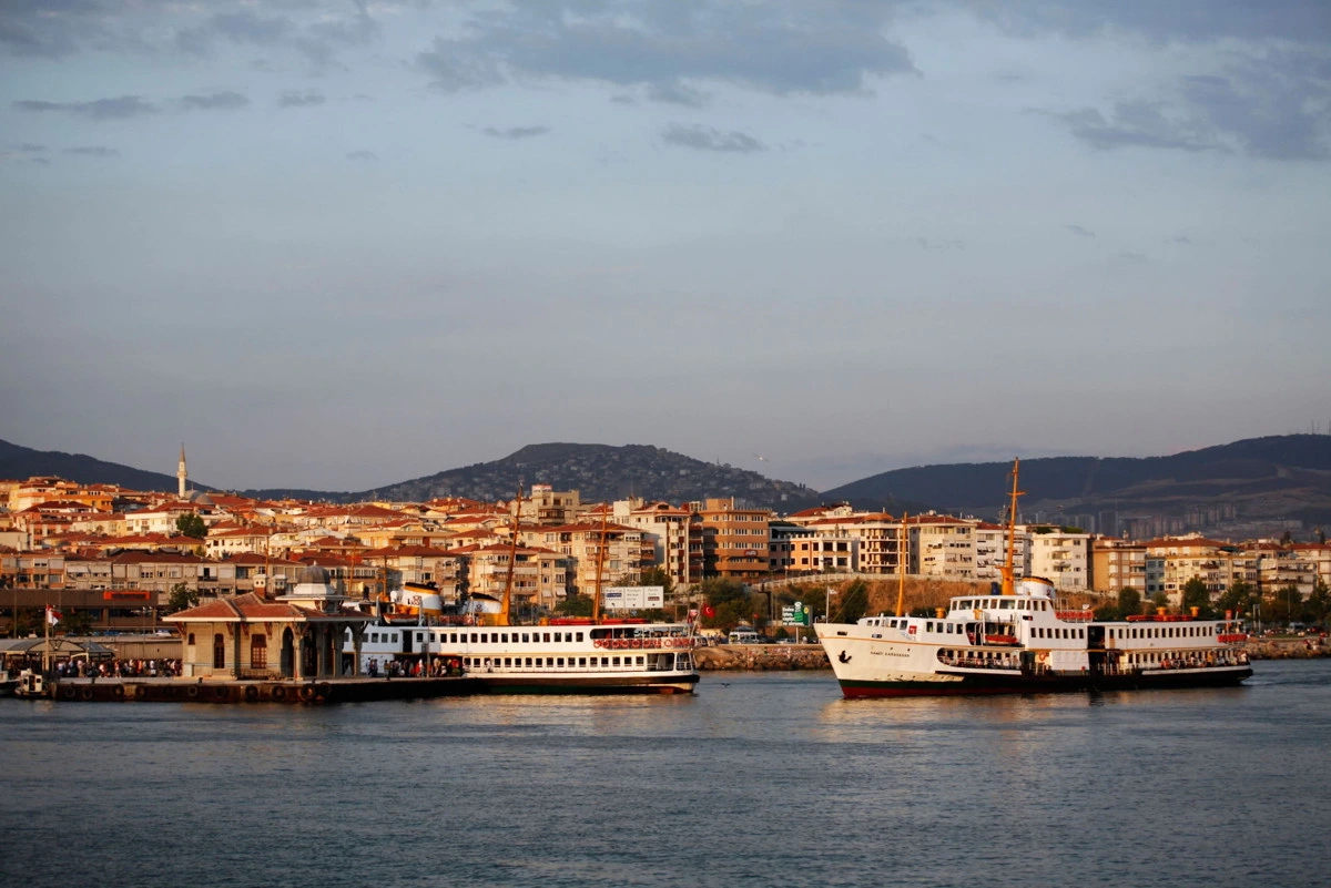 İstanbul kıyısında vapurlar ve sahil yerleşimi