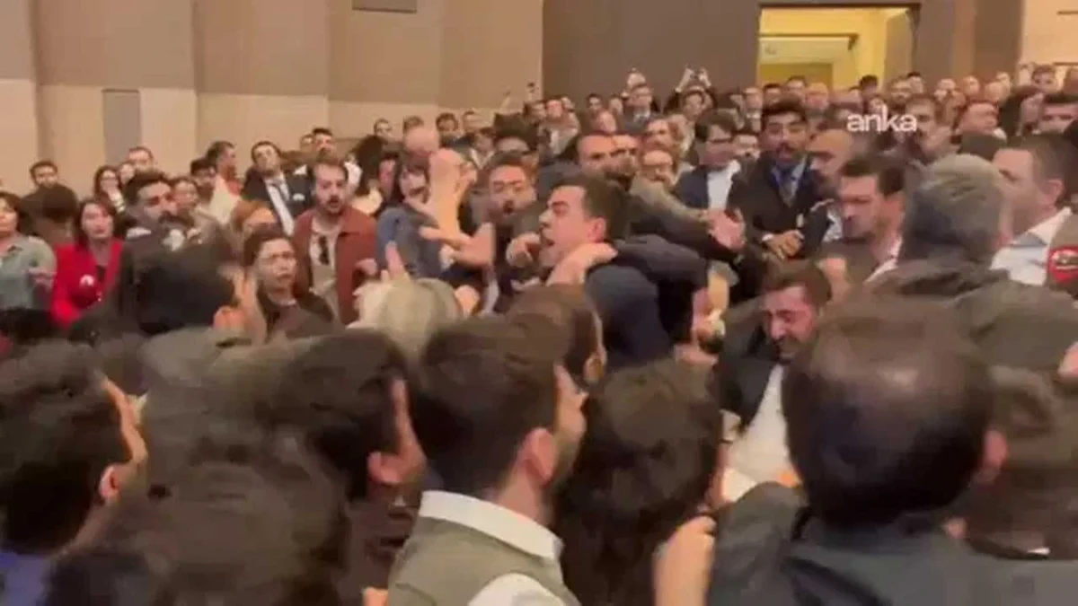 İstanbul Barosu Genel Kurulu sırasında avukat grupları arasında yaşanan arbede