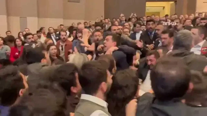 İstanbul Barosu Genel Kurulu sırasında avukat grupları arasında yaşanan arbede